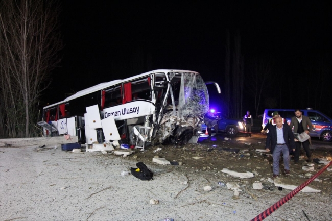 Çorum'da yolcu otobüsü istinat duvarına çarptı: 2 ölü, 22 yaralı